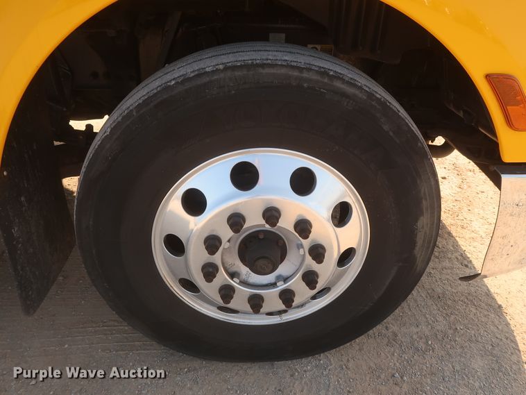 image for item HJ9362 2016 Peterbilt 579  semi truck