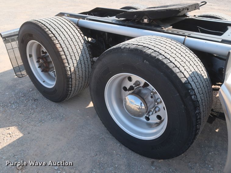 image for item HJ9362 2016 Peterbilt 579  semi truck