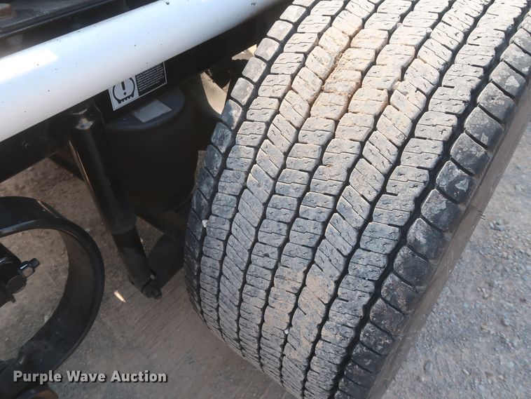 image for item HJ9362 2016 Peterbilt 579  semi truck