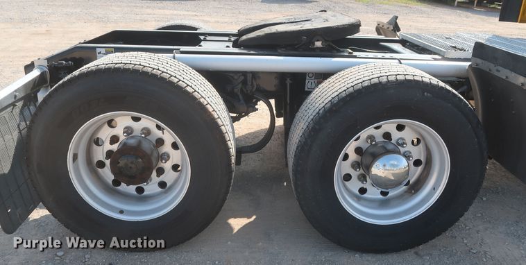 image for item HJ9362 2016 Peterbilt 579  semi truck