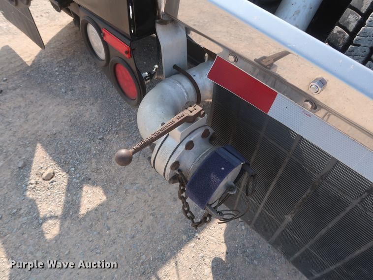 image for item HJ9362 2016 Peterbilt 579  semi truck