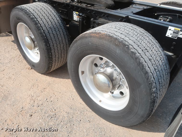 image for item HJ9362 2016 Peterbilt 579  semi truck