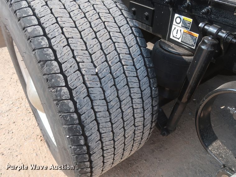 image for item HJ9362 2016 Peterbilt 579  semi truck