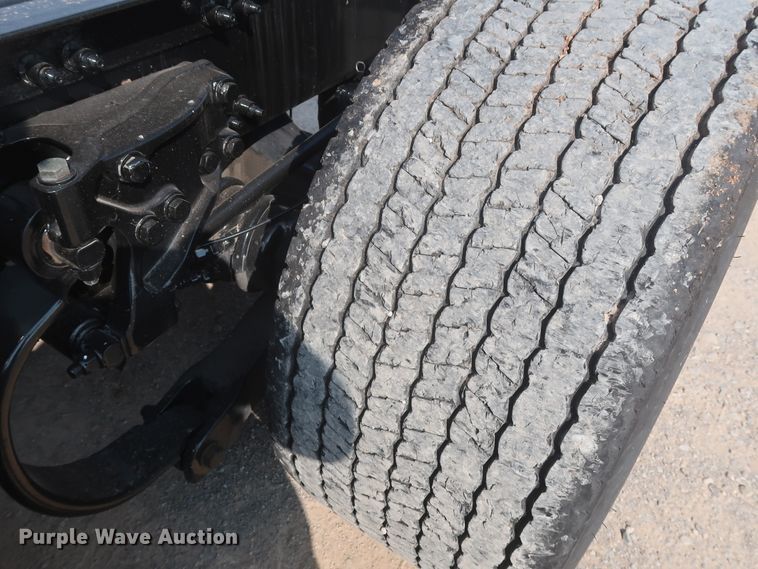 image for item HJ9362 2016 Peterbilt 579  semi truck