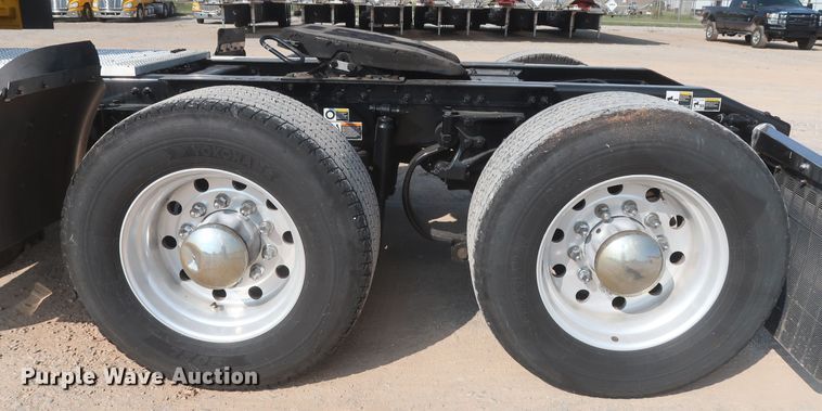 image for item HJ9362 2016 Peterbilt 579  semi truck