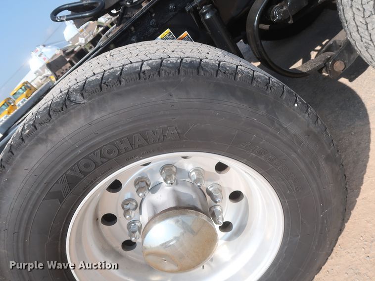 image for item HJ9362 2016 Peterbilt 579  semi truck