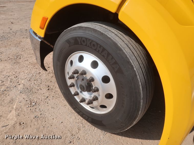 image for item HJ9362 2016 Peterbilt 579  semi truck