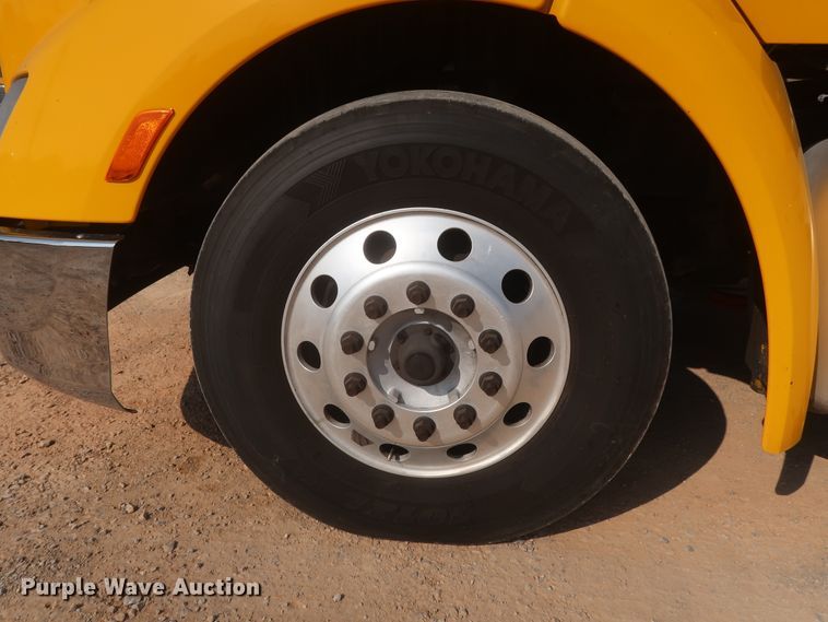 image for item HJ9362 2016 Peterbilt 579  semi truck