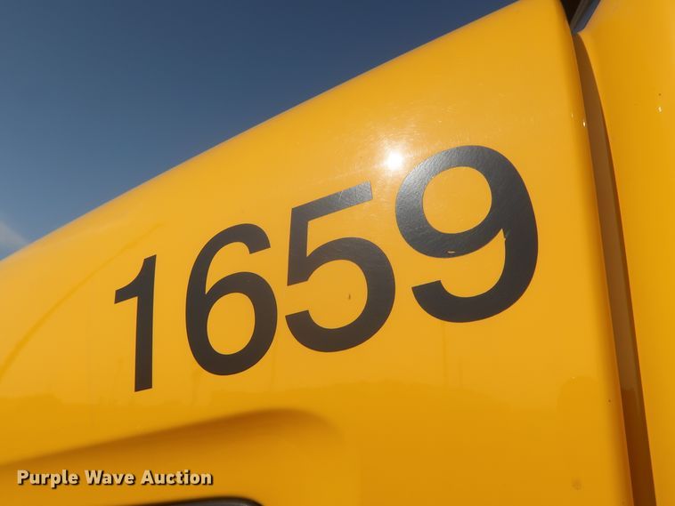 image for item HJ9362 2016 Peterbilt 579  semi truck