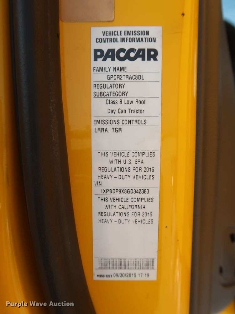 image for item HJ9362 2016 Peterbilt 579  semi truck