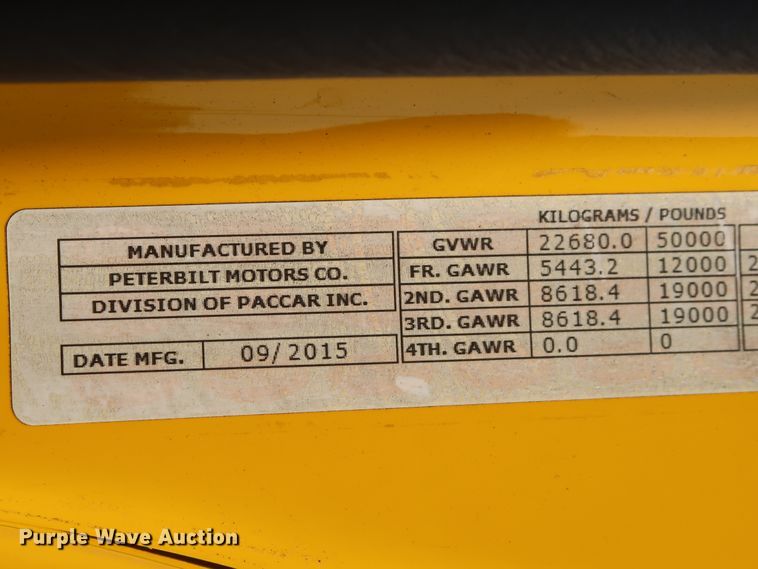 image for item HJ9362 2016 Peterbilt 579  semi truck