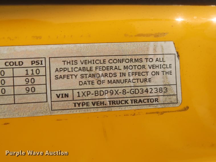 image for item HJ9362 2016 Peterbilt 579  semi truck