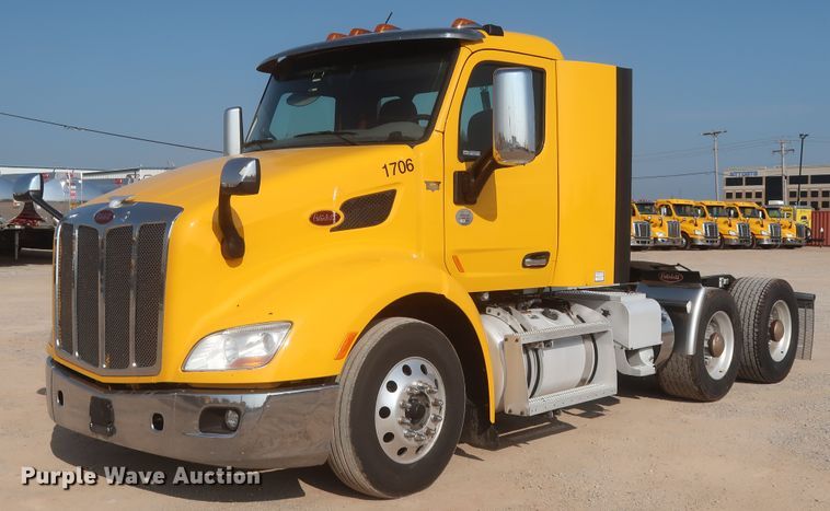 image for item HJ9363 2017 Peterbilt 579  semi truck