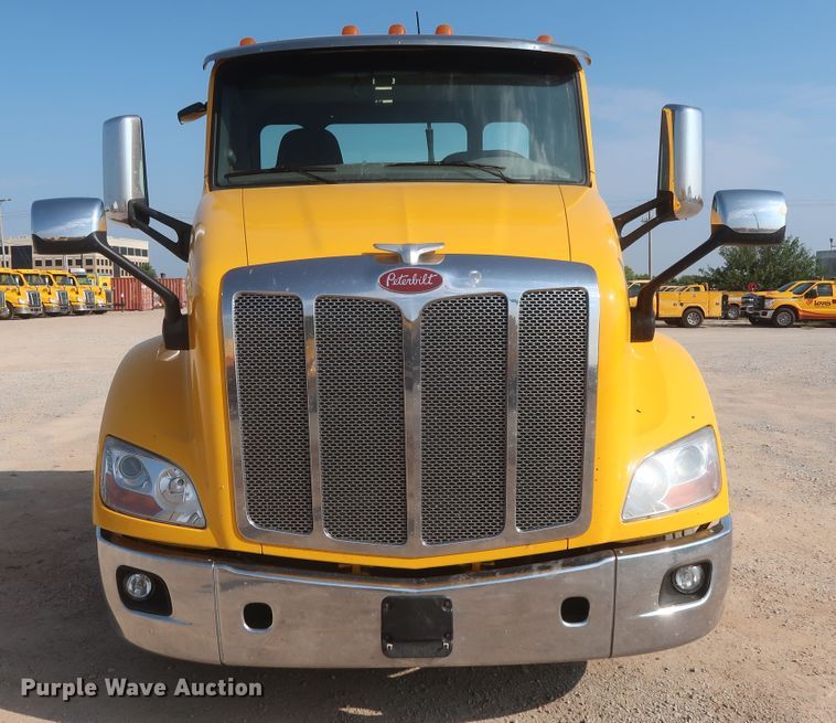 image for item HJ9363 2017 Peterbilt 579  semi truck