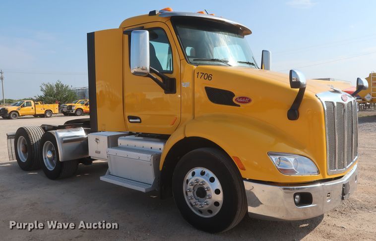 image for item HJ9363 2017 Peterbilt 579  semi truck