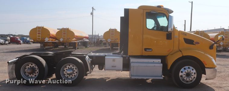 image for item HJ9363 2017 Peterbilt 579  semi truck