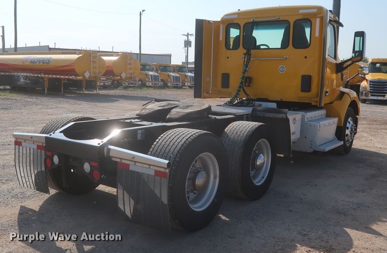 image for item HJ9363 2017 Peterbilt 579  semi truck