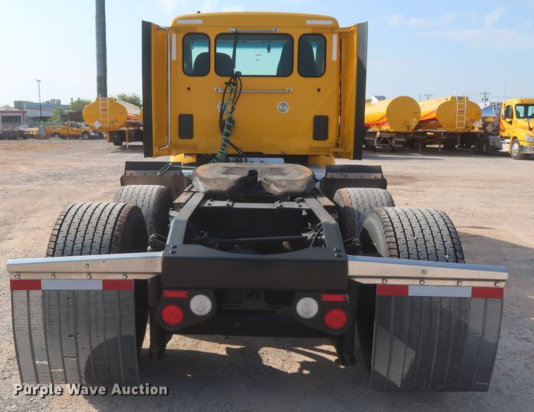 image for item HJ9363 2017 Peterbilt 579  semi truck