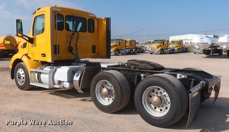 image for item HJ9363 2017 Peterbilt 579  semi truck