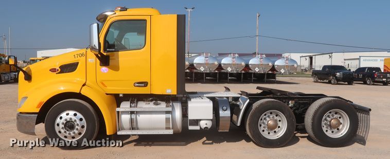 image for item HJ9363 2017 Peterbilt 579  semi truck