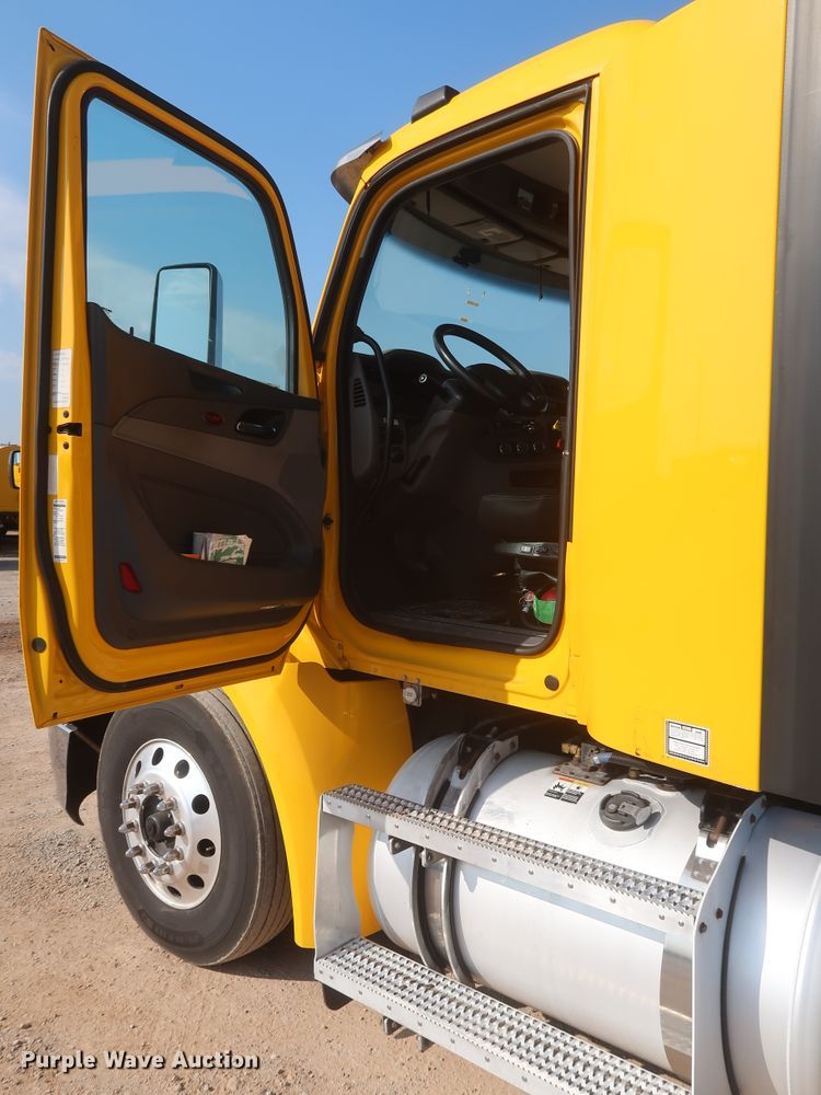 image for item HJ9363 2017 Peterbilt 579  semi truck