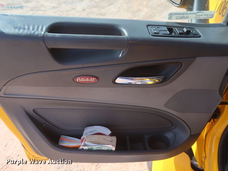 image for item HJ9363 2017 Peterbilt 579  semi truck