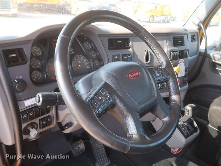 image for item HJ9363 2017 Peterbilt 579  semi truck