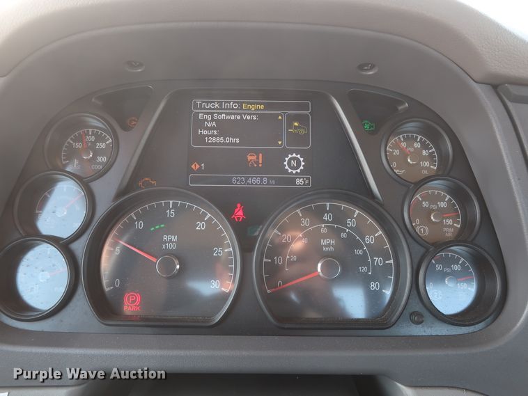 image for item HJ9363 2017 Peterbilt 579  semi truck