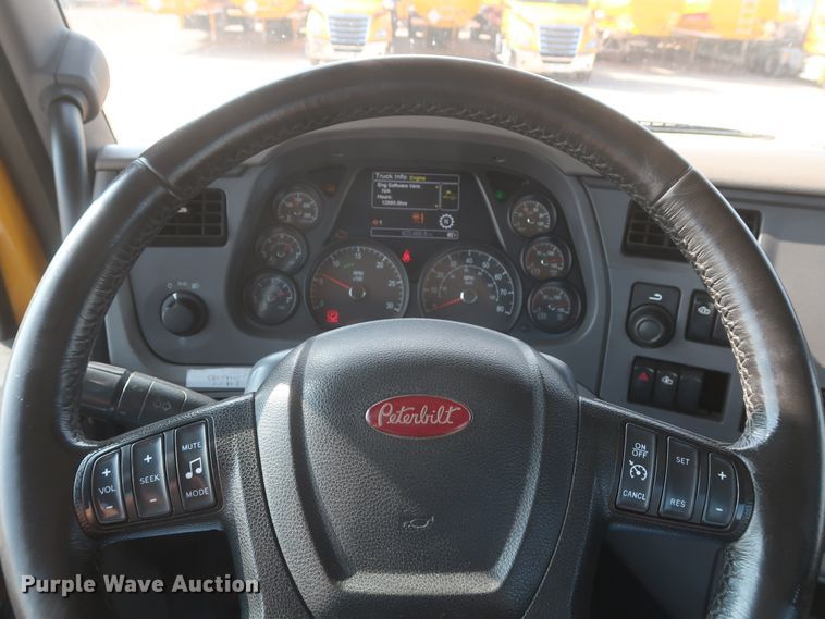 image for item HJ9363 2017 Peterbilt 579  semi truck