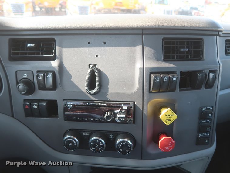 image for item HJ9363 2017 Peterbilt 579  semi truck