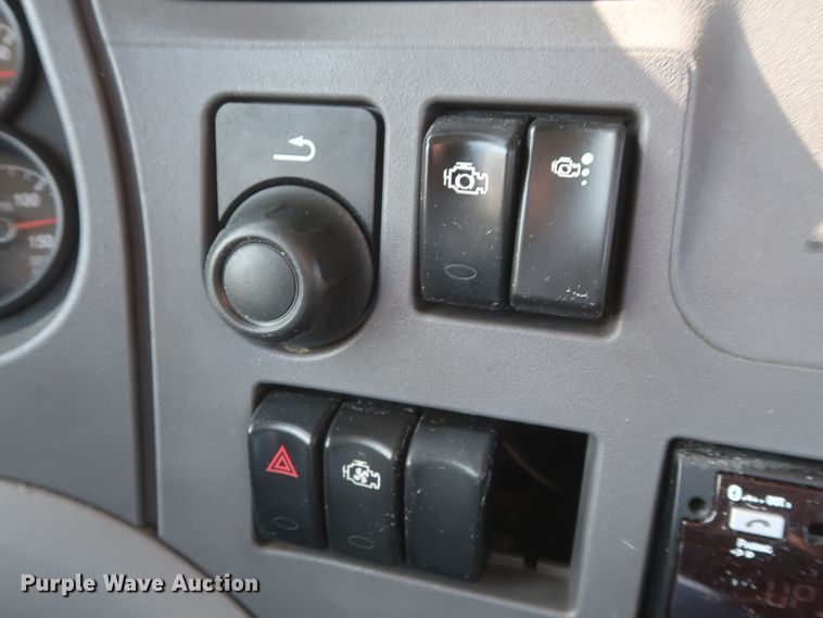 image for item HJ9363 2017 Peterbilt 579  semi truck