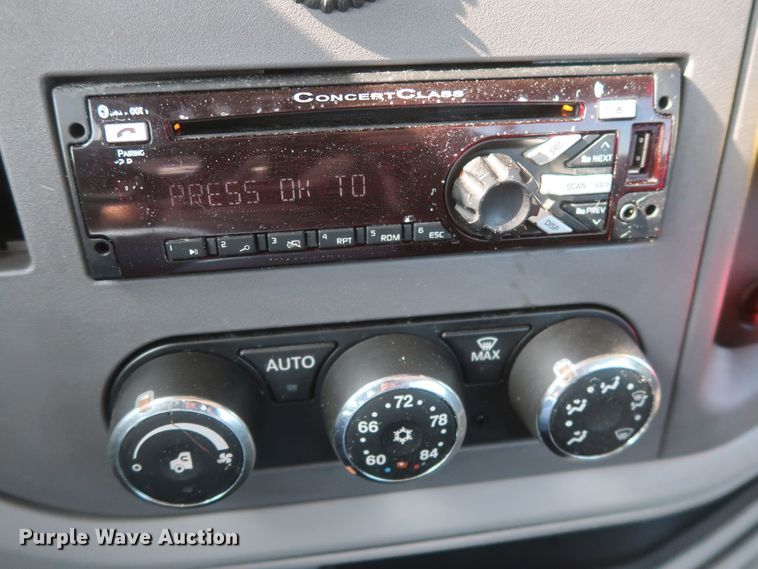 image for item HJ9363 2017 Peterbilt 579  semi truck