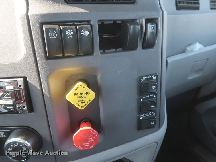 image for item HJ9363 2017 Peterbilt 579  semi truck