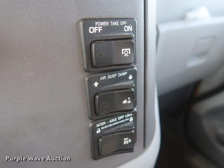 image for item HJ9363 2017 Peterbilt 579  semi truck