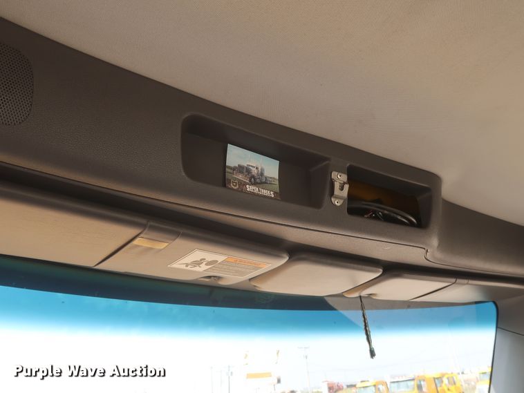 image for item HJ9363 2017 Peterbilt 579  semi truck