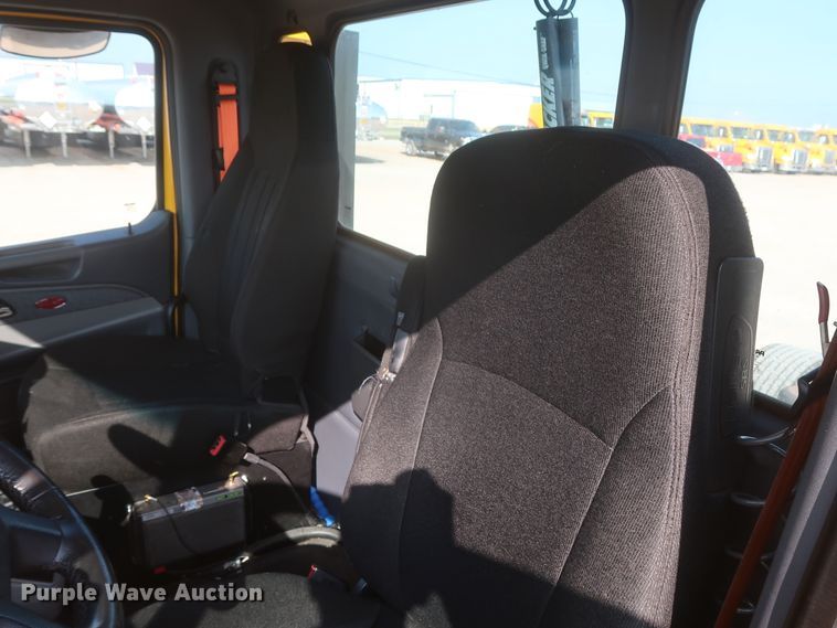 image for item HJ9363 2017 Peterbilt 579  semi truck