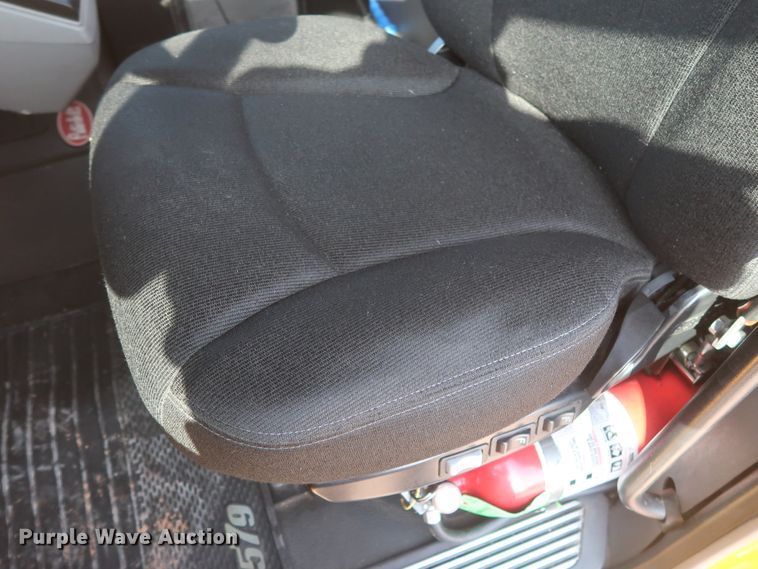 image for item HJ9363 2017 Peterbilt 579  semi truck