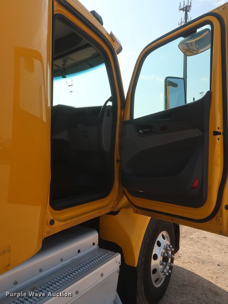 image for item HJ9363 2017 Peterbilt 579  semi truck