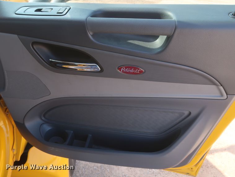 image for item HJ9363 2017 Peterbilt 579  semi truck