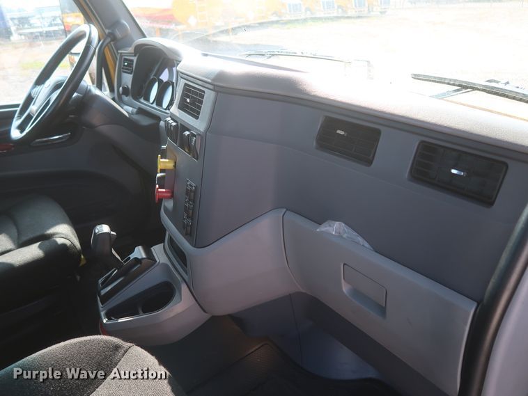 image for item HJ9363 2017 Peterbilt 579  semi truck