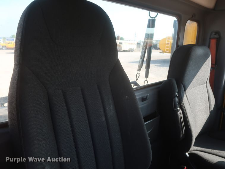 image for item HJ9363 2017 Peterbilt 579  semi truck