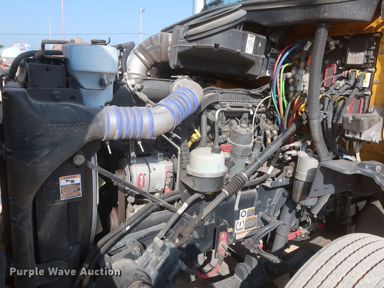 image for item HJ9363 2017 Peterbilt 579  semi truck