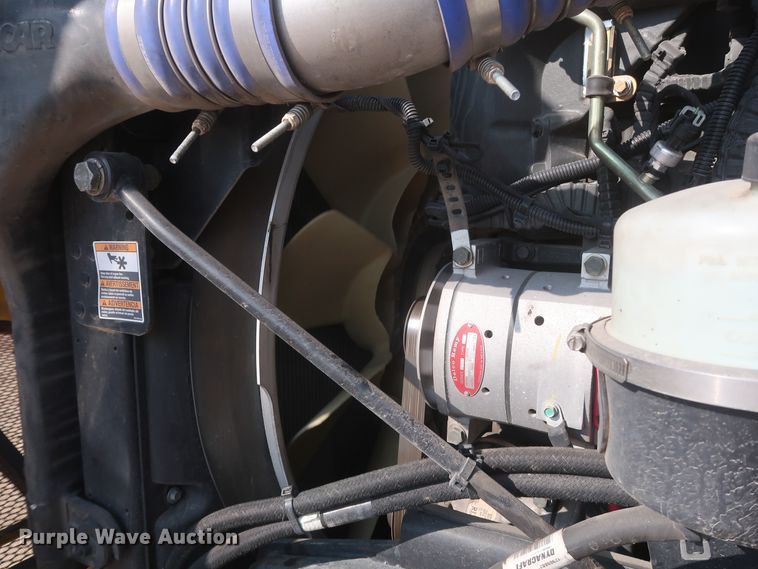 image for item HJ9363 2017 Peterbilt 579  semi truck