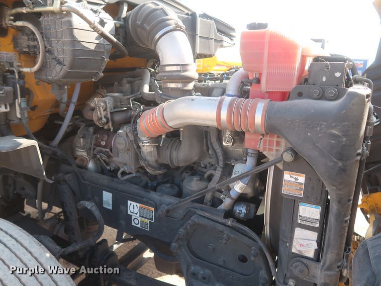 image for item HJ9363 2017 Peterbilt 579  semi truck