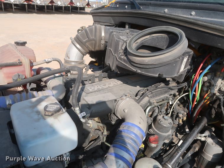 image for item HJ9363 2017 Peterbilt 579  semi truck