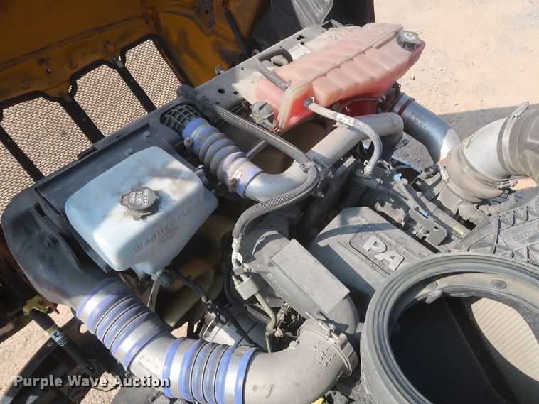 image for item HJ9363 2017 Peterbilt 579  semi truck