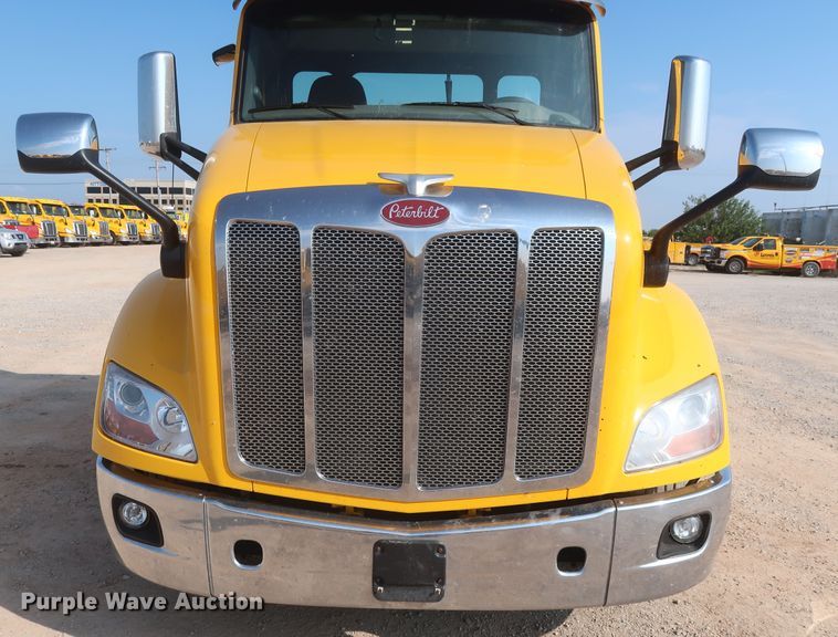 image for item HJ9363 2017 Peterbilt 579  semi truck