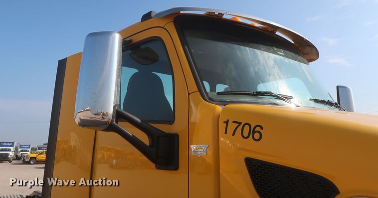 image for item HJ9363 2017 Peterbilt 579  semi truck