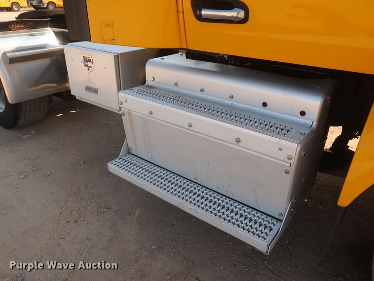 image for item HJ9363 2017 Peterbilt 579  semi truck