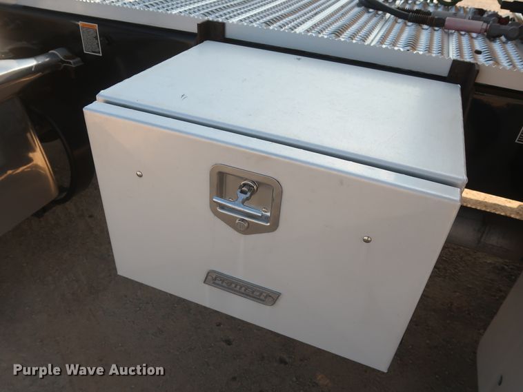 image for item HJ9363 2017 Peterbilt 579  semi truck